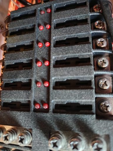 Interliegenter Sicherungsverteiler mit Rückstrom Anzeige bei defekter Sicherung